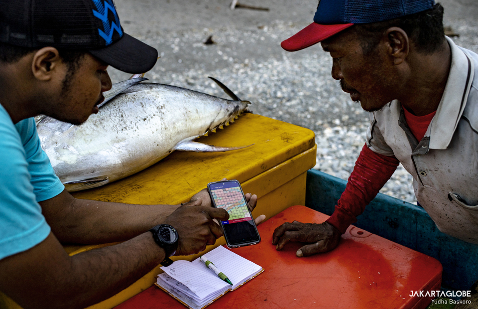 Masyakarat dan Perikanan Indonesia (MDPI) personnel collects data from a fisherman to be inputed in iFish application at Waepure, Buru Islands, Maluku Province on October 28, 2021. (JG Photo/Yudha Baskoro)
