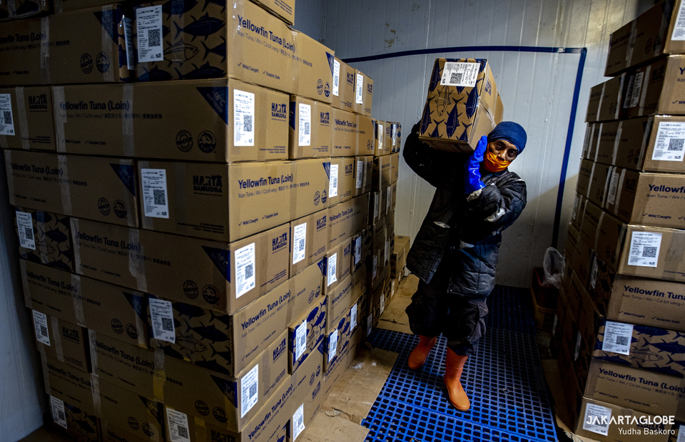 A worker carries a box of MSC ecolabel product inside a freezing room at PT. Harta Samudra, in Ambon, Maluku Province on October 29, 2021. (JG Photo/Yudha Baskoro)