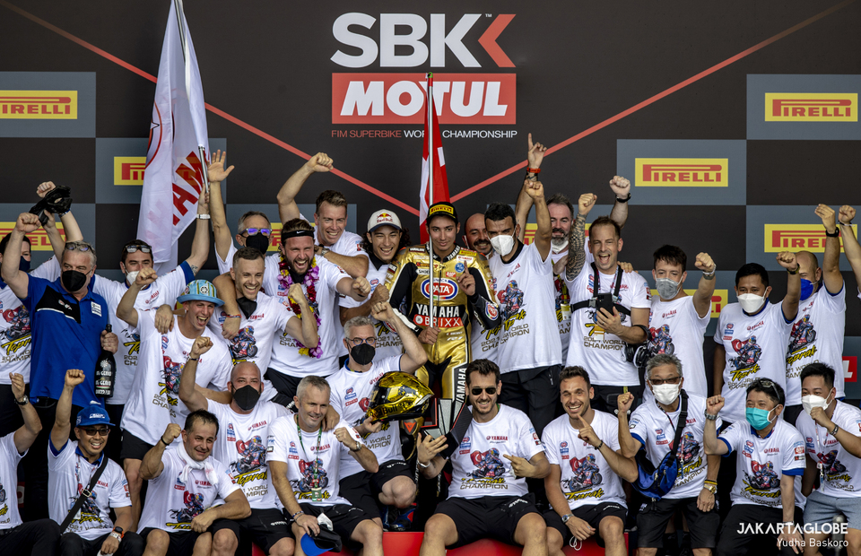 Toprak and his team celebrate their world champion victory during 2021 Pirelli Indonesian Round - World SBK Championship at Pertamina Mandalika International Street Circuit in Lombok, West Nusa Tenggara on November 21, 2021. (JG Photo/Yudha Baskoro)