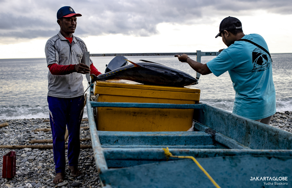 A Masyakarat dan Perikanan Indonesia (MDPI) personnel collects data from a fisherman to be inputed in the iFish application at Waepure, Buru Islands, Maluku Province on October 28, 2021. (JG Photo/Yudha Baskoro)