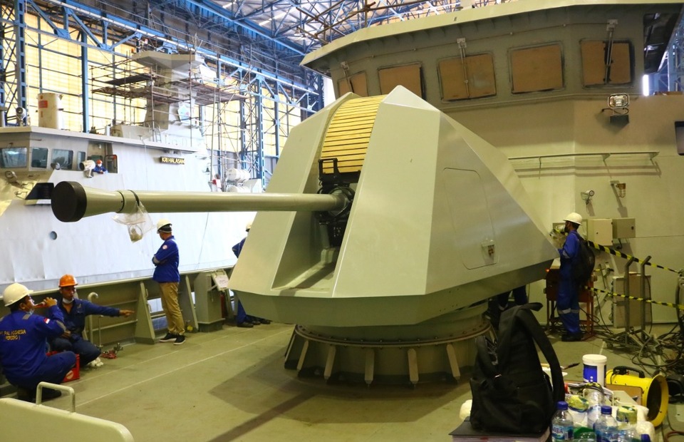 The 57-mm Bofors main gun is being installed on Sempari-class offshore patrol vessel built by PAL Indonesia in Surabaya. (Photo courtesy of PAL Indonesia)
