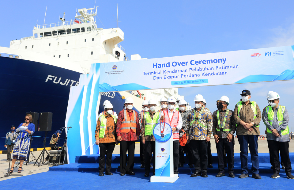 Transportation Minister Budi Karya Sumadi, center, leads a ceremony to mark the shipment of 1,209 vehicles from the newly-built Patimban Port in Subang, West Java, to the Philippines, December 17, 2021. (Antara Photo/Dedhez Anggara)