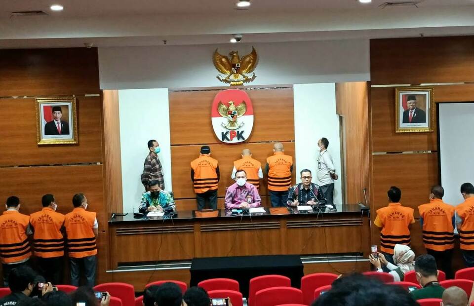 Sembilan tersangka korupsi, termasuk Wali Kota Bekasi Rahmat Effendi, dihadirkan di gedung Komisi Pemberantasan Korupsi (KPK) Jakarta, 6 Januari 2022 (Foto Beritasatu) 