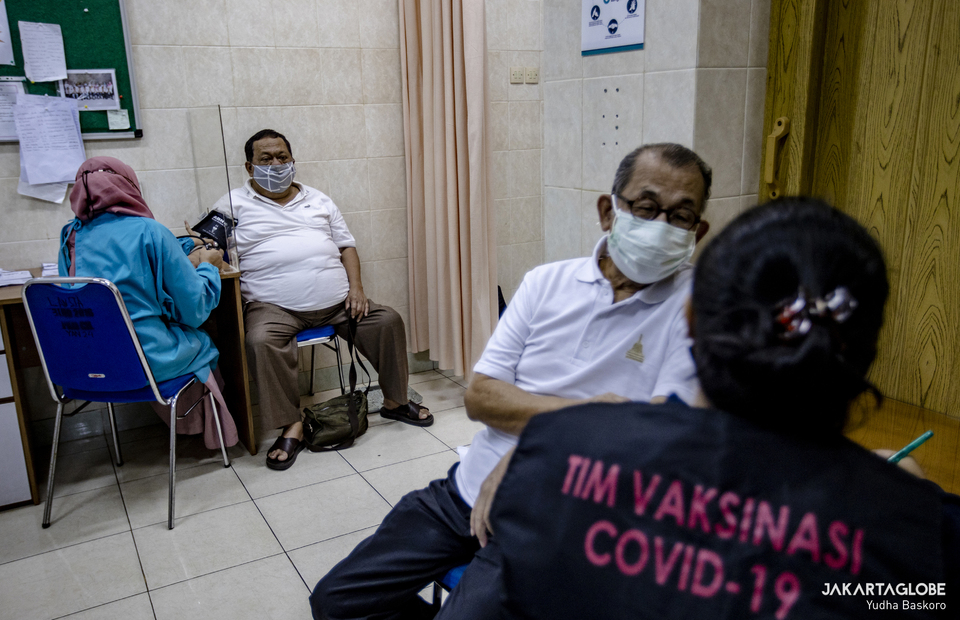 Elder citizen undergo health screening at Cilandak Health Center in South Jakarta on January 14, 2022. (JG Photo/Yudha Baskoro)