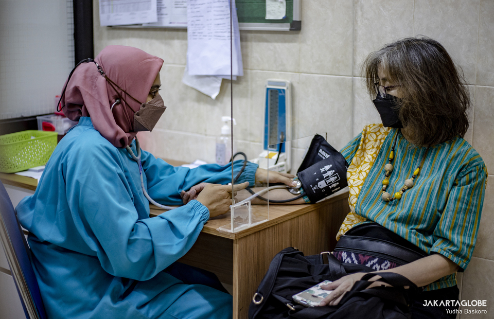 A woman undergoes health screening at Cilandak Health Center in South Jakarta on January 14, 2022. (JG Photo/Yudha Baskoro)