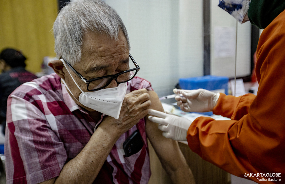 A elder man receives his third jab of Pfizer Covid-19 vaccine at Cilandak Health Center in South Jakarta on January 14, 2022. (JG Photo/Yudha Baskoro)