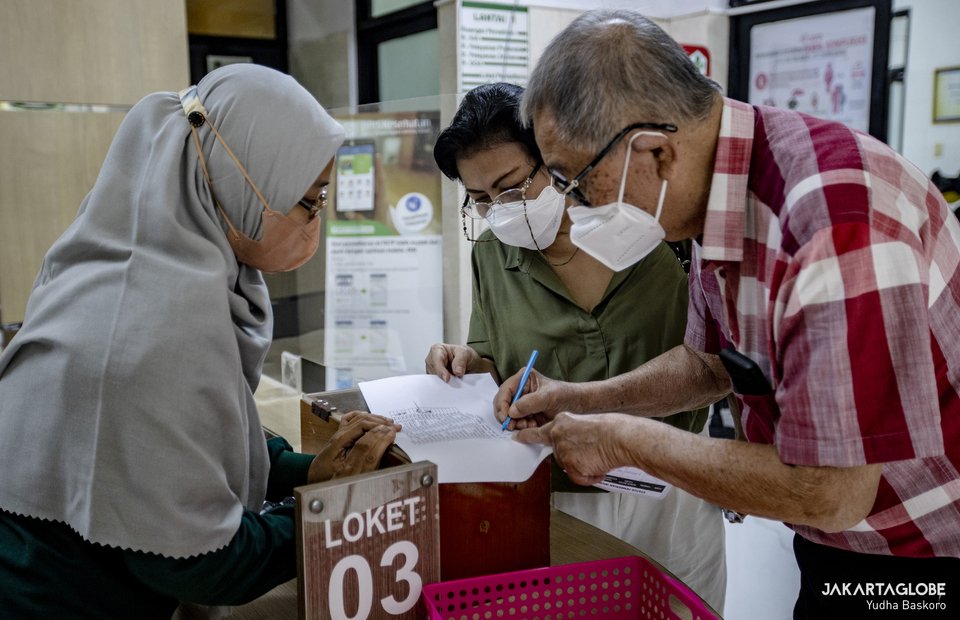 Elder citizen get Covid-19 vaccine certificate from the health center at Cilandak Health Center in South Jakarta on January 14, 2022. (JG Photo/Yudha Baskoro)
