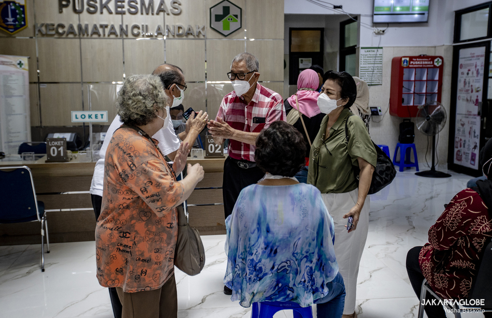 Elder citizen say goodbye to each other after they receive the third dose of Covid-19 vaccine at Cilandak Health Center in South Jakarta on January 14, 2022. (JG Photo/Yudha Baskoro)
