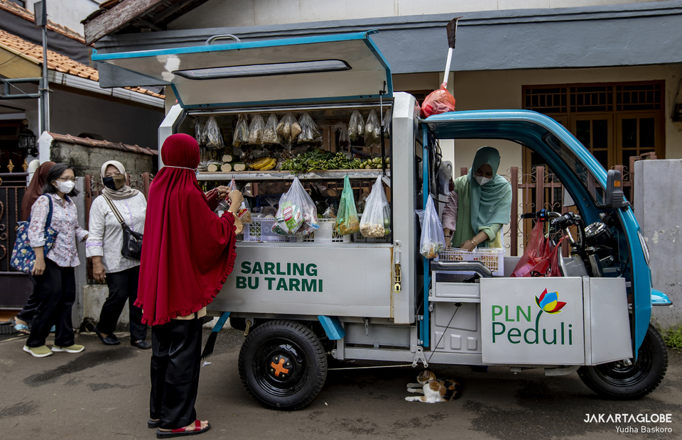 Customers buy some groceries in Pasar Keliling Bu Tarmi at Srengseng Sawah, South Jakarta on January 20, 2022. (JG Photo/Yudha Baskoro)