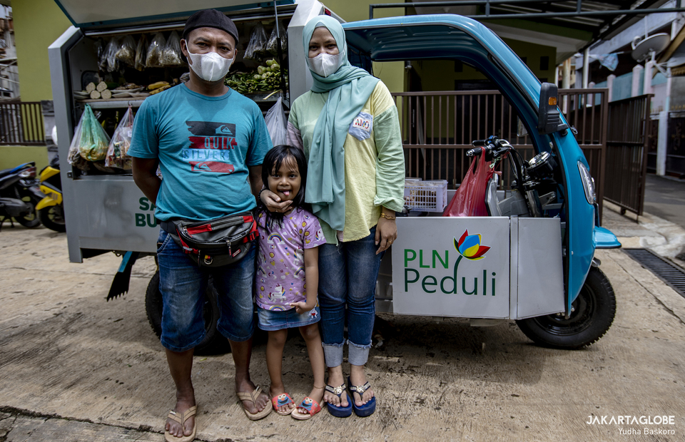 Yuni and her family poses for the Jakarta Globe in front of their electric cart at Srengseng Sawah, South Jakarta on January 20, 2022. (JG Photo/Yudha Baskoro)