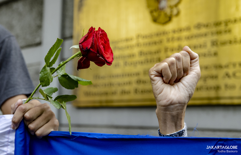 Protester carries rose during protest against Russian Invasion of Ukraine in front of Embassy of the Russian Federation building in Central Jakarta on March 4, 2022. (JG Photo/Yudha Baskoro)