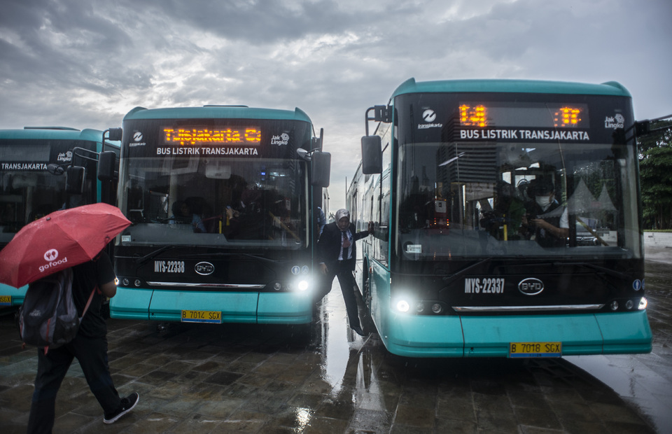 Electric buses are parked at the National Monument (Monas) Square in a ceremony marking their service with municipal land transport operator TransJakarta on March 8, 2022. (Antara Photo/Aprillio Akbar)
