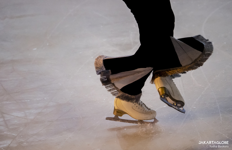 Figure skates splases ice during the Figure Skating in Indonesia Ice Skating Open 2022 at Bintaro, South Tangerang, Banten on March 10, 2022. (JG Photo/Yudha Baskoro)