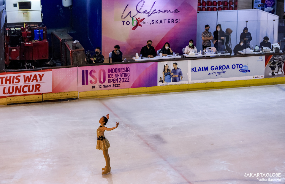 A figure skater in action in front of the judges during Figure Skating in Indonesia Ice Skating Open 2022 at Bintaro, South Tangerang, Banten on March 10, 2022. (JG Photo/Yudha Baskoro)