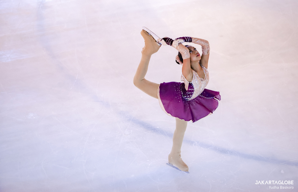 A woman competes during the Figure Skating in Indonesia Ice Skating Open 2022 at Bintaro, South Tangerang, Banten on March 10, 2022. (JG Photo/Yudha Baskoro)