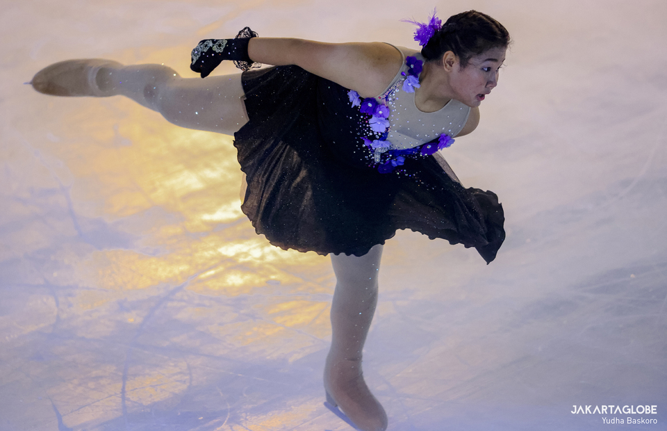 A figure skater competes during the Figure Skating in Indonesia Ice Skating Open 2022 at Bintaro, South Tangerang, Banten on March 10, 2022. (JG Photo/Yudha Baskoro)