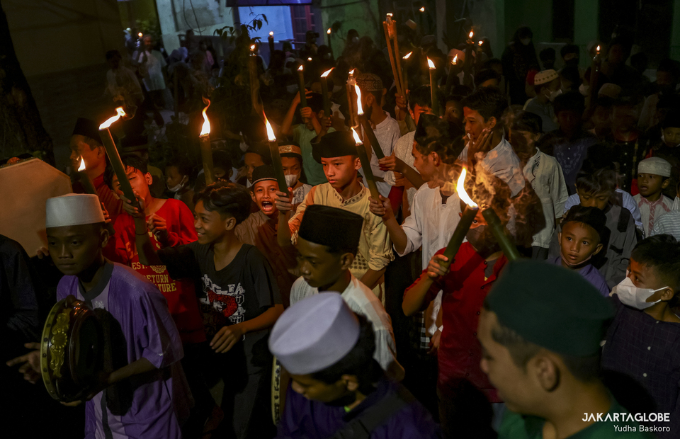 Indonesian Muslim children carrying torch as they take part in a parade for welcoming the holy month of Ramadhan at Cipedak, in South Jakarta on March 31, 2022. (JG Photo/Yudha Baskoro)