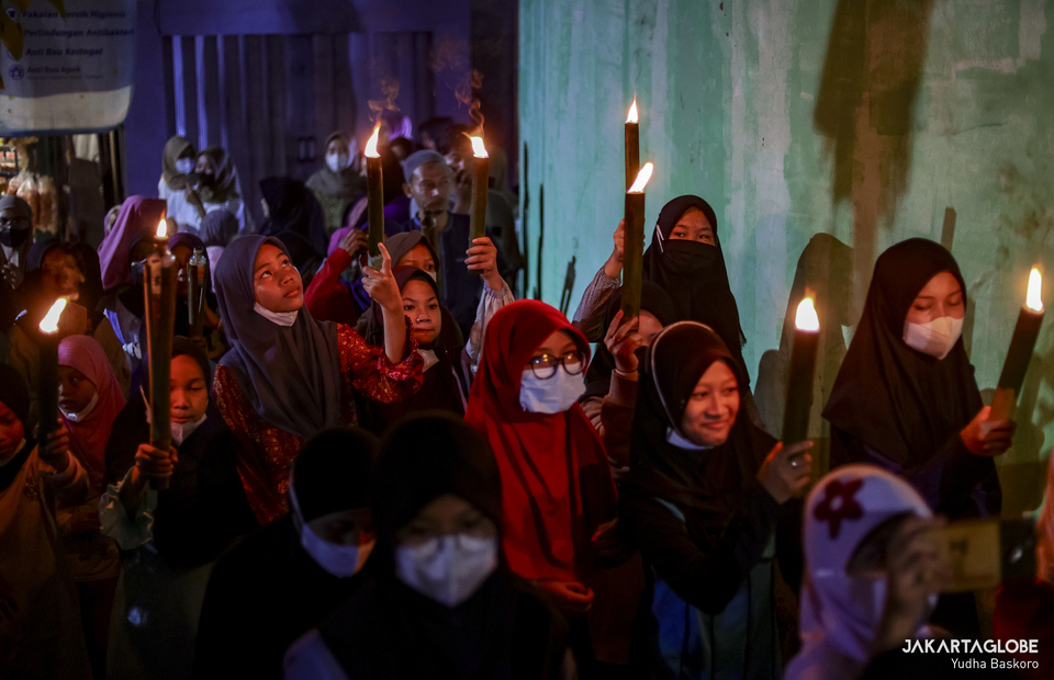 Indonesian Muslim children carrying torch as they take part in a parade for welcoming the holy month of Ramadhan at Cipedak, in South Jakarta on March 31, 2022. (JG Photo/Yudha Baskoro)