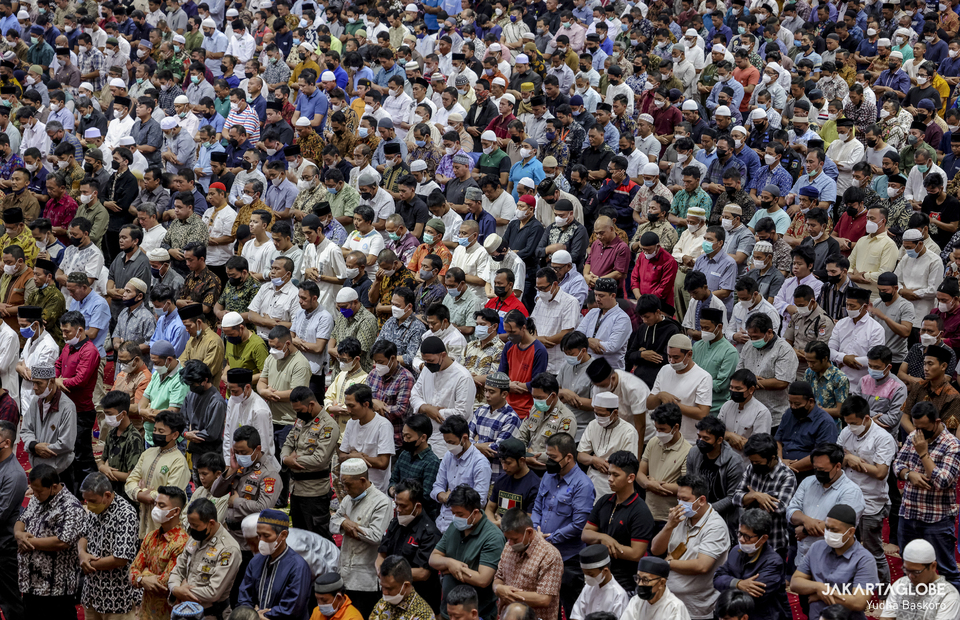 Indonesian Muslim men attend Friday mass prayers during the first week of holy month of Ramadan at Istiqlal Mosque in Jakarta on April 8, 2022. (JG Photo/Yudha Baskoro)