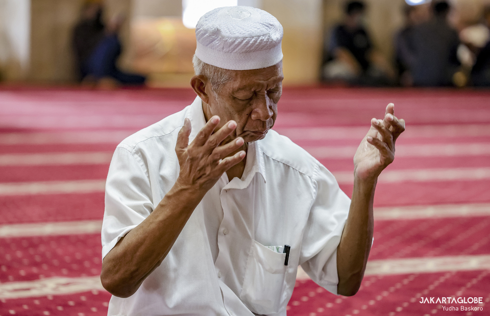 An old man prays inside Istiqlal Mosque in Central Jakarta on April 8, 2022. (JG Photo/Yudha Baskoro)