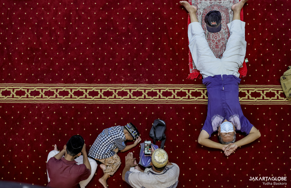 Peoples take a rest inside Istiqlal Mosque after perform Friday Prayer on April 8, 2022. (JG Photo/Yudha Baskoro)