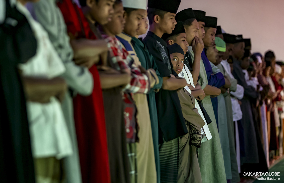Santris perform azhar prayer at Nuu Waar Islamic Boarding School in Bekasi on April 13, 2022. (JG Photo/Yudha Baskoro)