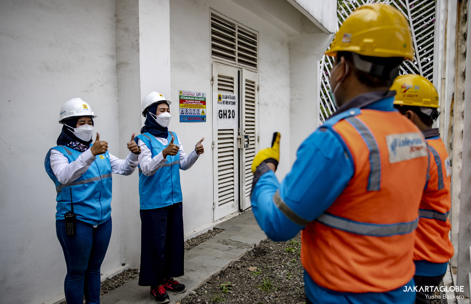 Two woman technicians brief their male co-workers during assignment at the electrical substation in Jalan M.H. Thamrin, Central Jakarta on April 20, 2022. (JG Photo/Yudha Baskoro)