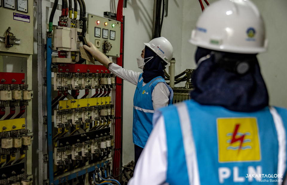Two woman technician conduct an electricity check during assignment at the electrical substation in Jalan M.H. Thamrin, Central Jakarta on April 20, 2022. (JG Photo/Yudha Baskoro)