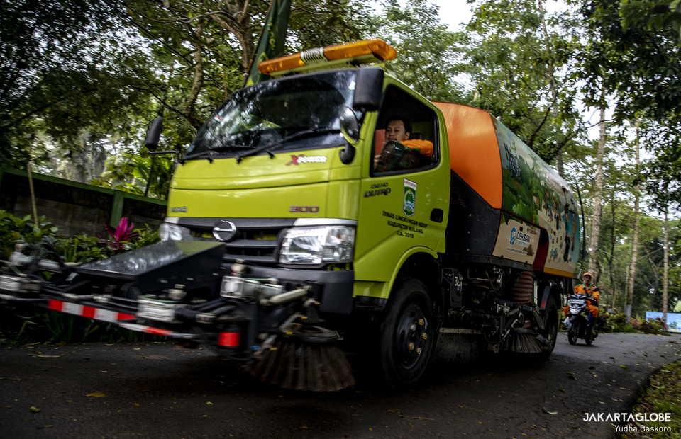 A garbage truck is seen inside Talangagung Landfill in Malang Regency City Hall, East Java on May 18, 2022. (JG Photo/Yudha Baskoro)