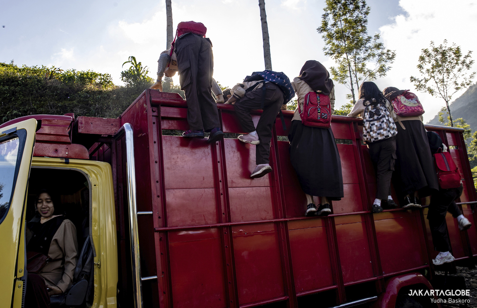 Students in Bogor Hitchhike Truck to School Every Morning