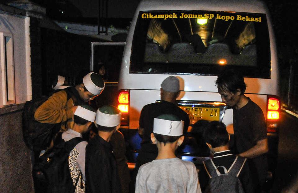 Students of the Khilafatul Muslimin Islamic Boarding School in Bekasi, West Java, are returned to their families on June 16, 2022. (Antara Photo/ Fakhri Hermansyah)