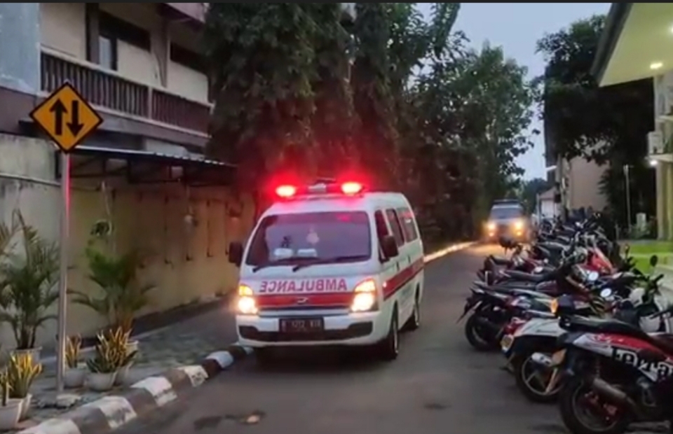 An ambulance carrying the victim of a deadly traffic accident in Cibubur arrives at Kramat Jati Police Hospital in East Jakarta on July 18, 2022. (Beritasatu Photo)