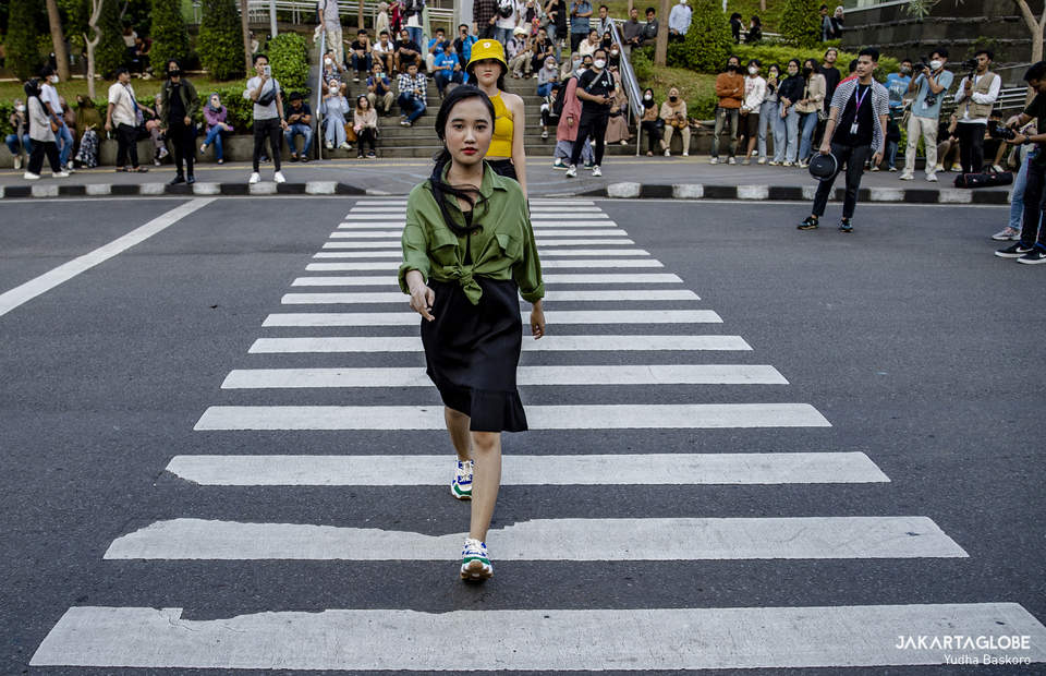 A women poses in a street fashion show titled Citayam Fashion Week at the Dukuh Atas area in Central Jakarta on July 19, 2022. (JG Photo/Yudha Baskoro)