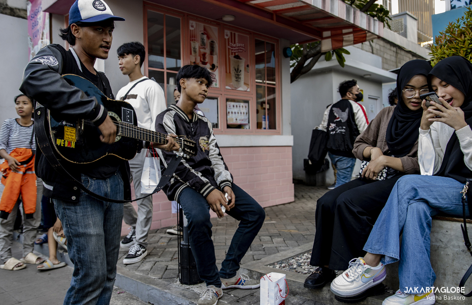Teenangers hang out in a street fashion show titled Citayam Fashion Week at the Dukuh Atas area in Central Jakarta on July 19, 2022. (JG Photo/Yudha Baskoro)