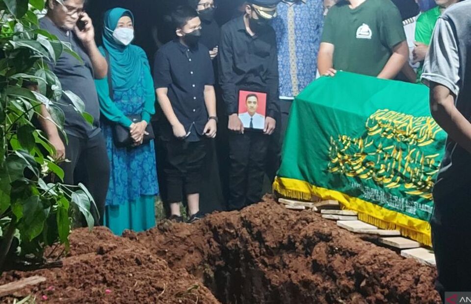 Relatives attend the funeral of Citilink pilot Boy Awalia at Pondok Kelapa Public Cemetery in East Jakarta on July 21, 2022. (Antara Photo)