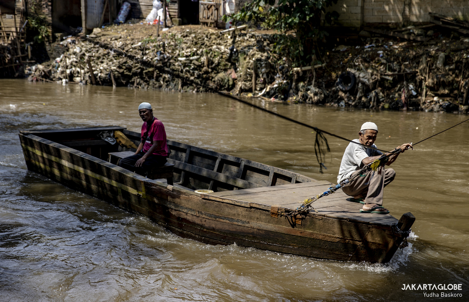 Manggarai resident in South Jakarta, use eretan wooden boat as daily transportation on June 21, 2022. (JG Photo/Yudha Baskoro)