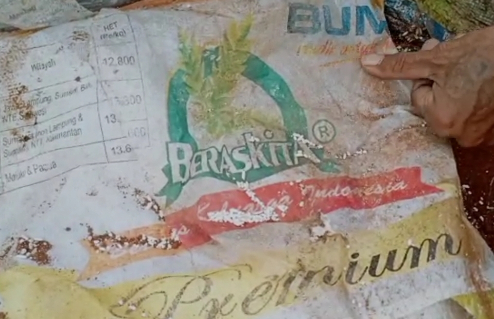 A sack of government rice is unearthed in Depok, West Java, on July 31, 2022. (Beritasatu Photo)