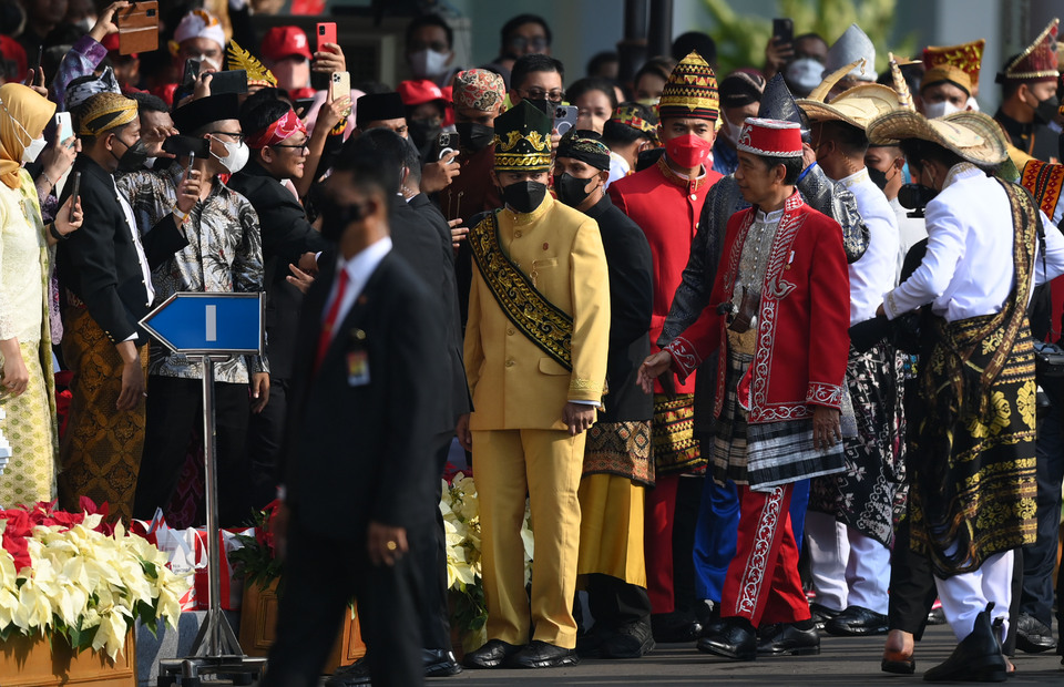 President Joko Widodo, dressing in all-red traditional attire of the island of Buton, Southeast Sulawesi, arrives at the State Palace in Jakarta to lead the flag-raising ceremony for the commemoration of the 77th Indonesian anniversary on August 17, 2022. (Antara Photo/Sigid Kurniawan)