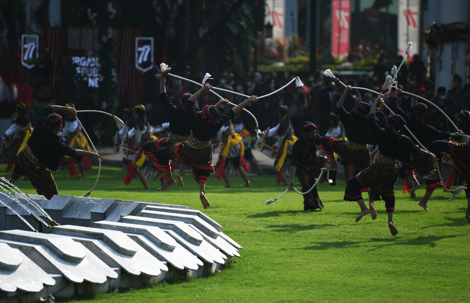 Dancers perform the ancient Reog dance originating from the East Java district of Ponorogo during the ceremony to commemorate the 77th Indonesian anniversary at the State Palace in Jakarta on August 17, 2022. (Antara Photo/Sigid Kurniawan)