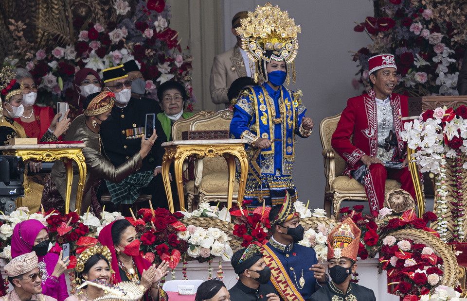 Presiden Joko Widodo (kanan) didampingi Ibu Negara Iriana Joko Widodo (kedua kanan) yang berjoget menyaksikan penampilan penyanyi cilik Farel Prayoga disela Upacara Peringatan Detik-Detik Proklamasi Kemerdekaan ke-77 Republik Indonesia di Istana Merdeka, Jakarta, Rabu (17/8/2022). HUT ke-77 RI tersebut mengangkat tema Pulih Lebih Cepat, Bangkit Lebih Kuat. ANTARA FOTO/POOL/Sigid Kurniawan/rwa.