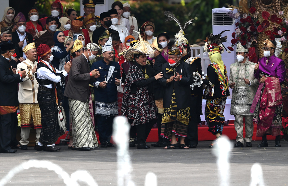 Sejumlah menteri Kabinet Indonesia Maju berjoget saat penyanyi cilik Farel Prayoga tampil disela Upacara Peringatan Detik-Detik Proklamasi Kemerdekaan ke-77 Republik Indonesia di Istana Merdeka, Jakarta, Rabu (17/8/2022). HUT ke-77 RI tersebut mengangkat tema Pulih Lebih Cepat, Bangkit Lebih Kuat. ANTARA FOTO/POOL/Sigid Kurniawan/rwa.