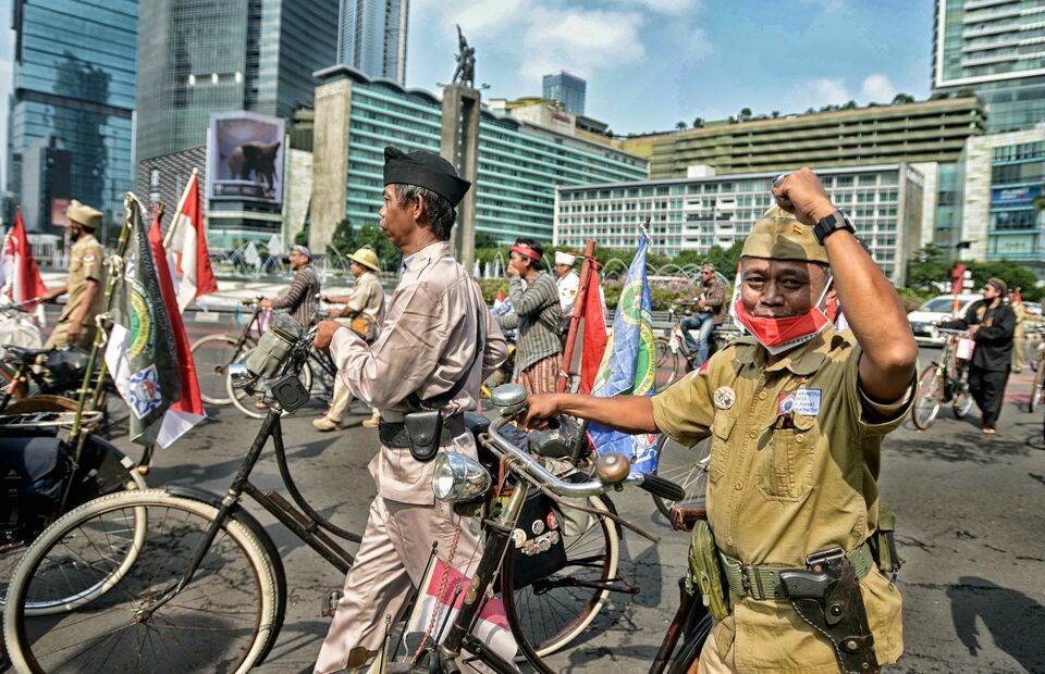 Jakarta residents take part in an old bicycle parade to celebrate Independence Day on Jalan Thamrin, Central Jakarta, on August 17, 2022. (Joanito De Saojoao)
