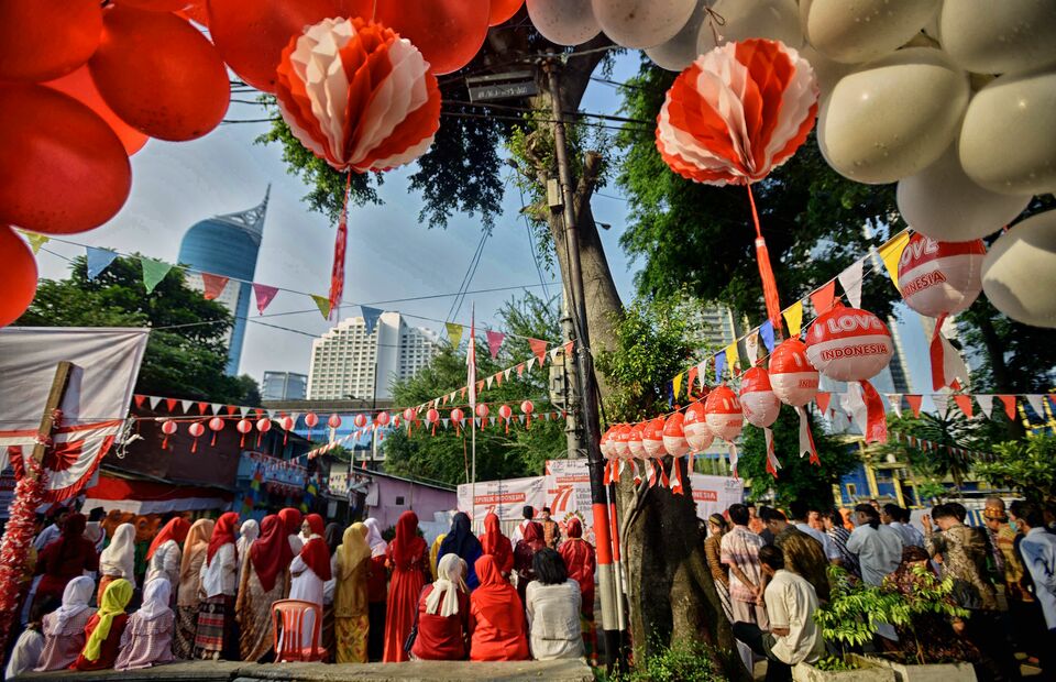 Residents prepare to hold a flag-raising ceremony to celebrate Independence Day in Tanah Abang, Central Jakarta, on August 17, 2022. (Joanito De Saojoao)