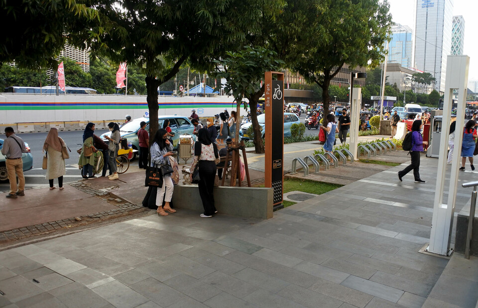 Pedestrians walk along the sidewalk in front of Sarinah Shopping Center on Jalan Thamrin, Central Jakarta, on August 18, 2022. (BeritasatuPhoto/Joanito De Saojoao)
