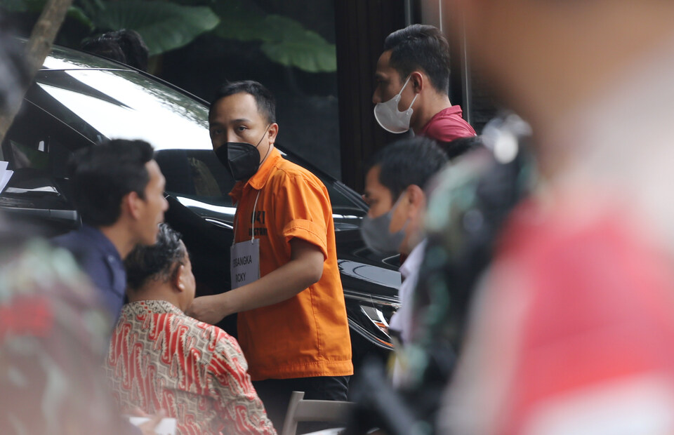 Brigadier Ricky Rizal arrives at Duren Tiga housing complex in South Jakarta on August 30, 2022, to reenact the murder of a fellow officer. (Beritasatu Photo/Ruht Semiono) 