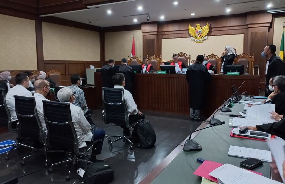 Five defendants are tried for alleged fraudulent CPO and cooking oil exports at the Central Jakarta District Court on August 31, 2022. (Muhammad Aulia)