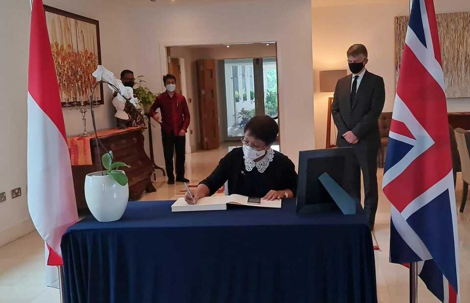 Foreign Minister Retno Marsudi leaves a note to pay tribute to Queen Elizabeth II at the official residence of British Ambassador to Indonesia Owen Jenkins in Jakarta on September 9, 2022. The Queen died at the age of 96 on September 8. (Handout)