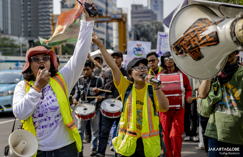 Protesters and environmental activists sing protest chants during climate strike in Central Jakarta on September 23, 2022. (JG Photo/Yudha Baskoro)
