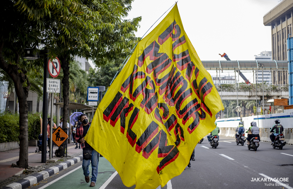Protester carries a giant flag during climate strike in Central Jakarta on September 23, 2022. (JG Photo/Yudha Baskoro)