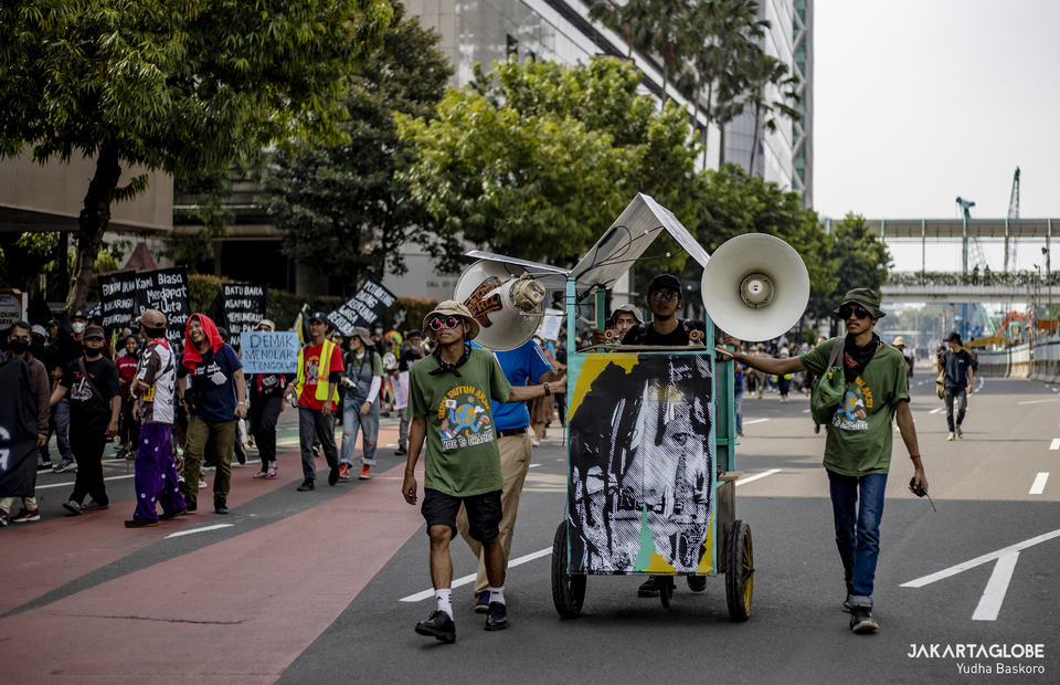 Protesters carry their command car during climate strike in Central Jakarta on September 23, 2022. (JG Photo/Yudha Baskoro)